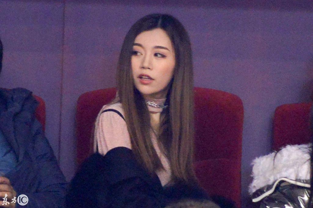 丁彦雨航女友和睢冉妻子同框窃语,网友:你俩说啥呢