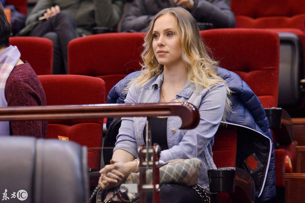 莫泰尤纳斯年薪千万签约山东男篮,波兰女友现身赛场助威!