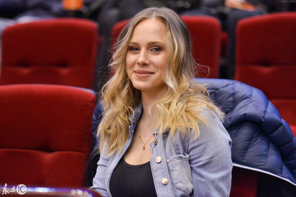 莫泰尤纳斯年薪千万签约山东男篮,波兰女友现身赛场助威!