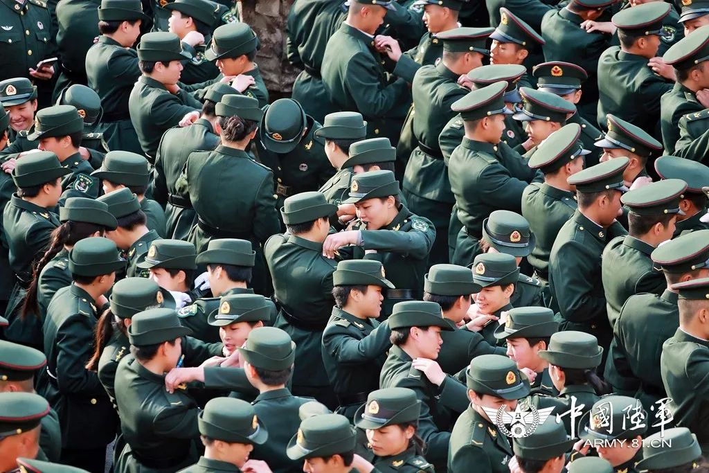 【致新兵】东部战区陆军新兵开始授衔啦!快看他们戴上军衔的样子