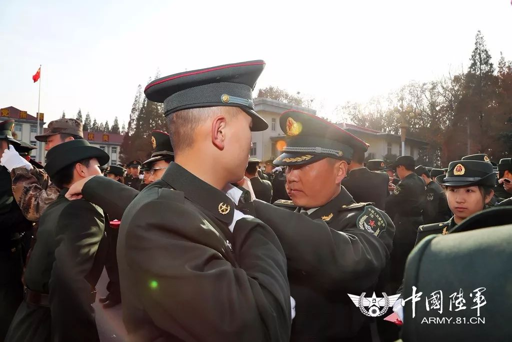 【致新兵】东部战区陆军新兵开始授衔啦!快看他们戴上军衔的样子