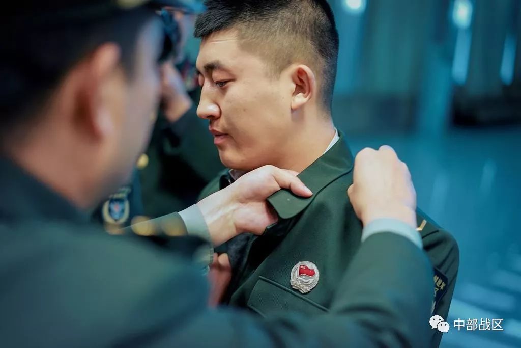 中部战区某警卫分队举行2017年度退伍老兵向军旗告别仪式