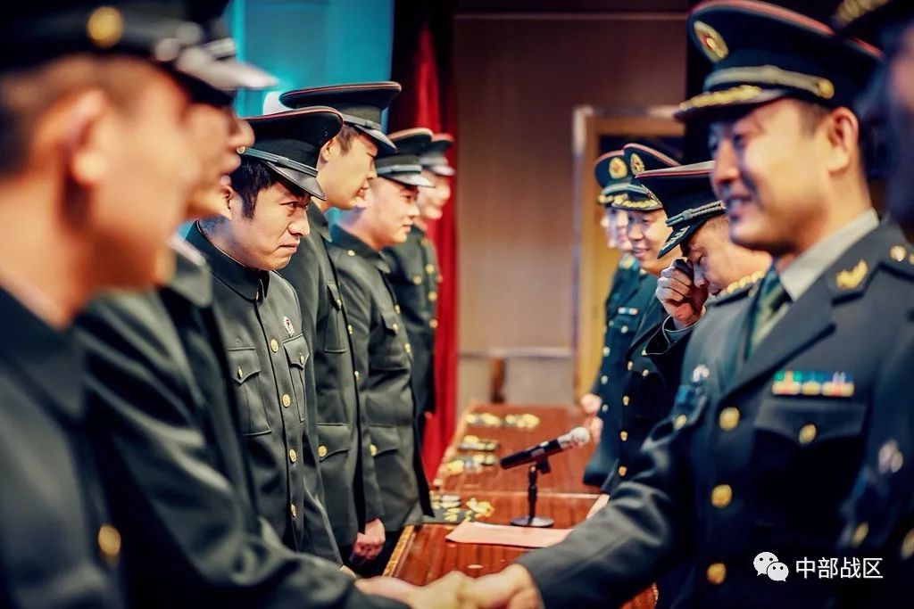 中部战区某警卫分队举行2017年度退伍老兵向军旗告别仪式