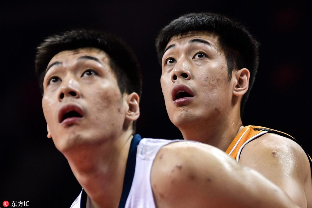 任骏飞和任骏威是兄弟俩,却效力于不同的球队,并且在这场比赛中对抗.