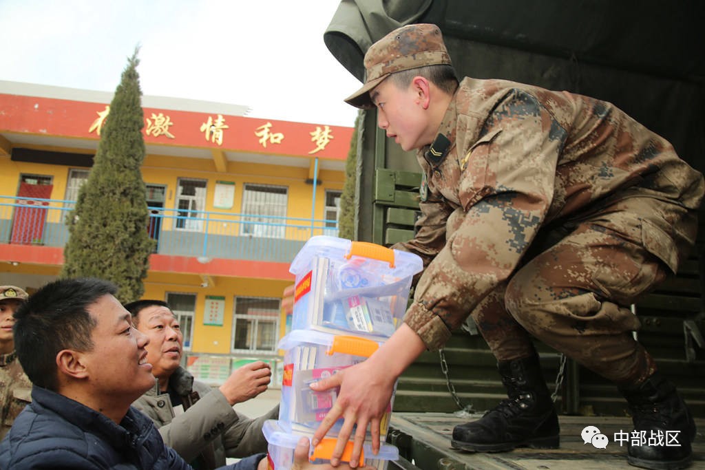 人民的军队爱人民!红一师官兵为驻地脱贫攻