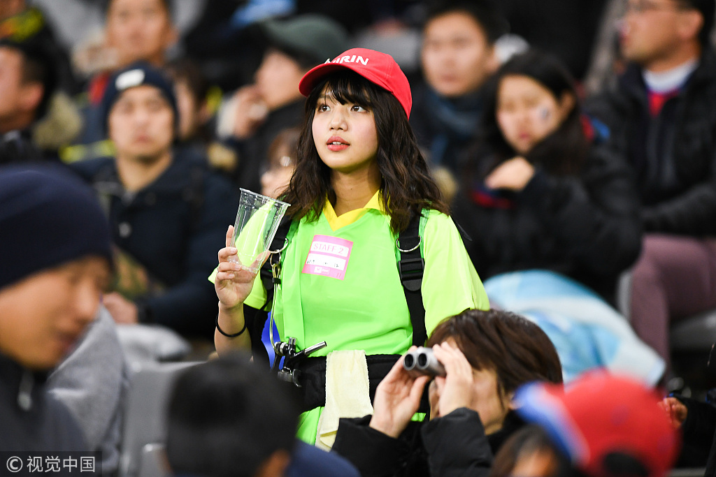 国足战日本!中日女球迷看台抢镜