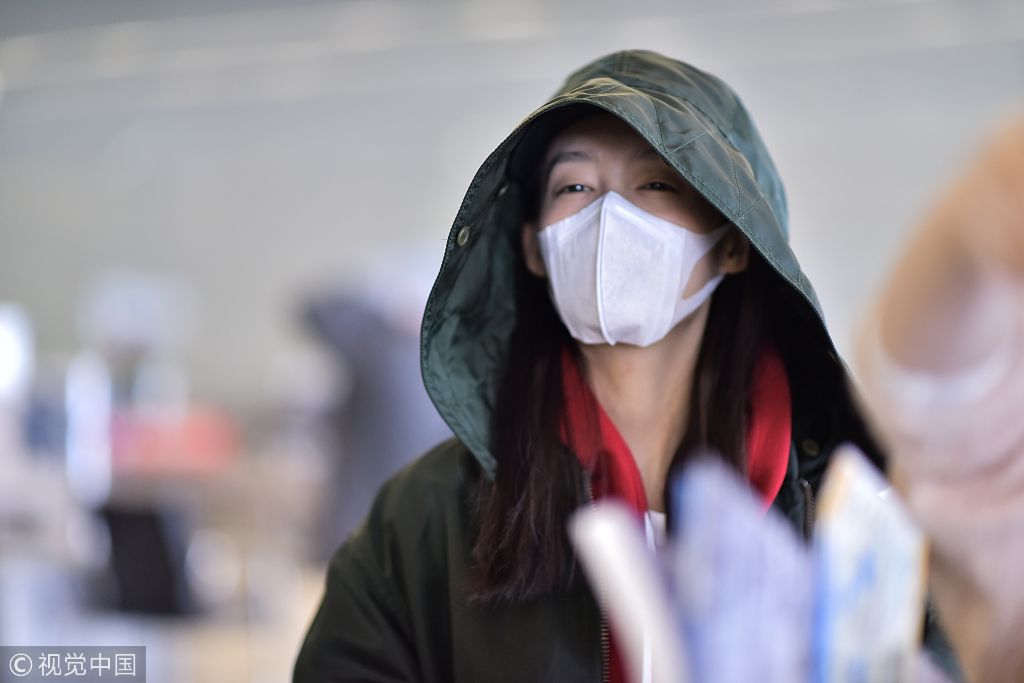 李沁口罩帽子遮面全副武装不见脸 手插兜一路低头不愿被拍