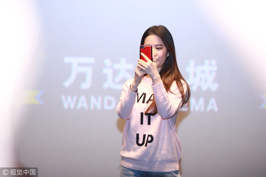 刘亦菲成都路演站铁护栏外互动 粉嫩造型清纯似少女俏皮玩自拍