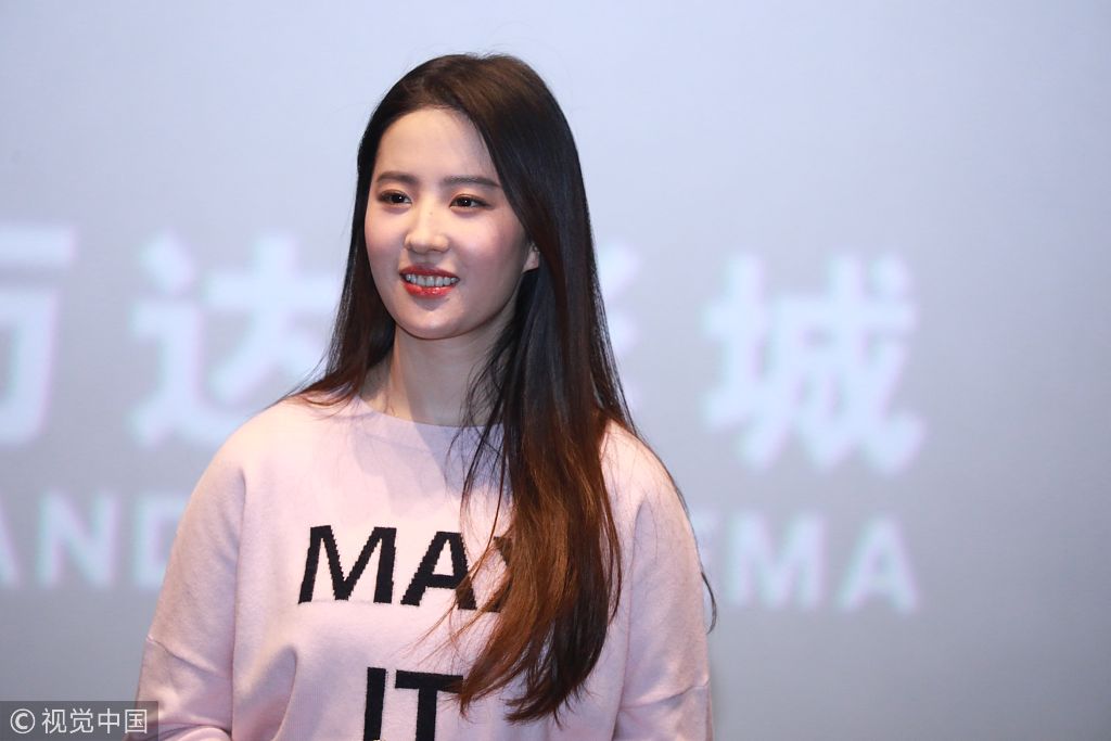 刘亦菲成都路演站铁护栏外互动 粉嫩造型清纯似少女俏皮玩自拍