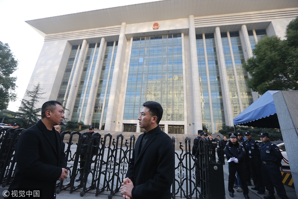 保姆纵火案庭审现场 受害人朱小贞的父母、丈夫林生斌等亲属走出法庭|林生斌|朱小贞|法庭_新浪新闻