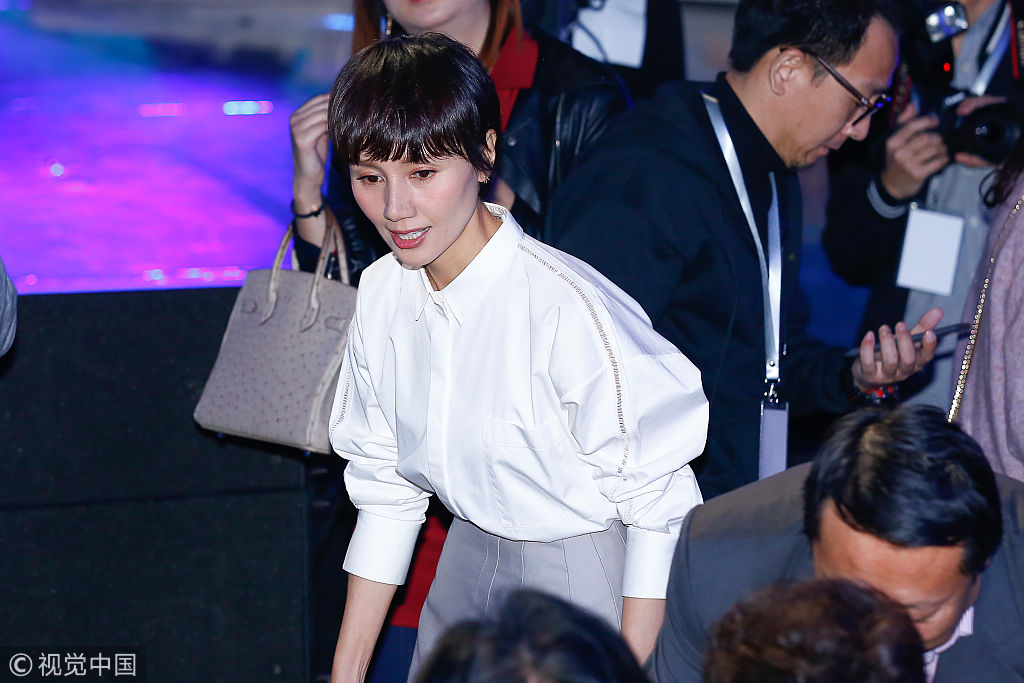 袁泉与旁人微笑闲聊优雅大气 一身ol装扮短发干练展女强人气息