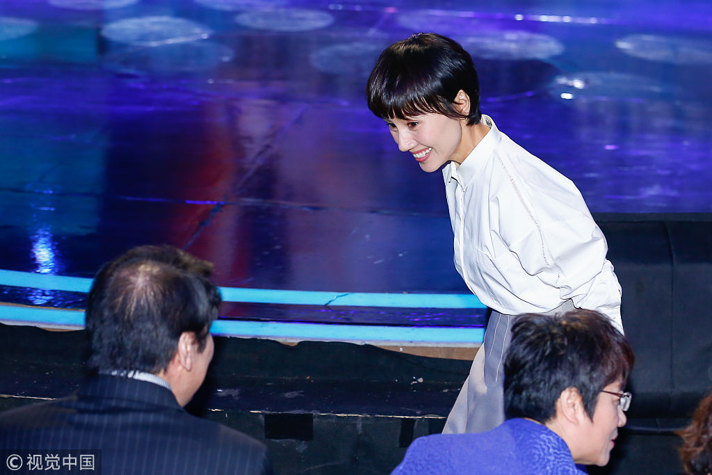 袁泉与旁人微笑闲聊优雅大气 一身ol装扮短发干练展女强人气息