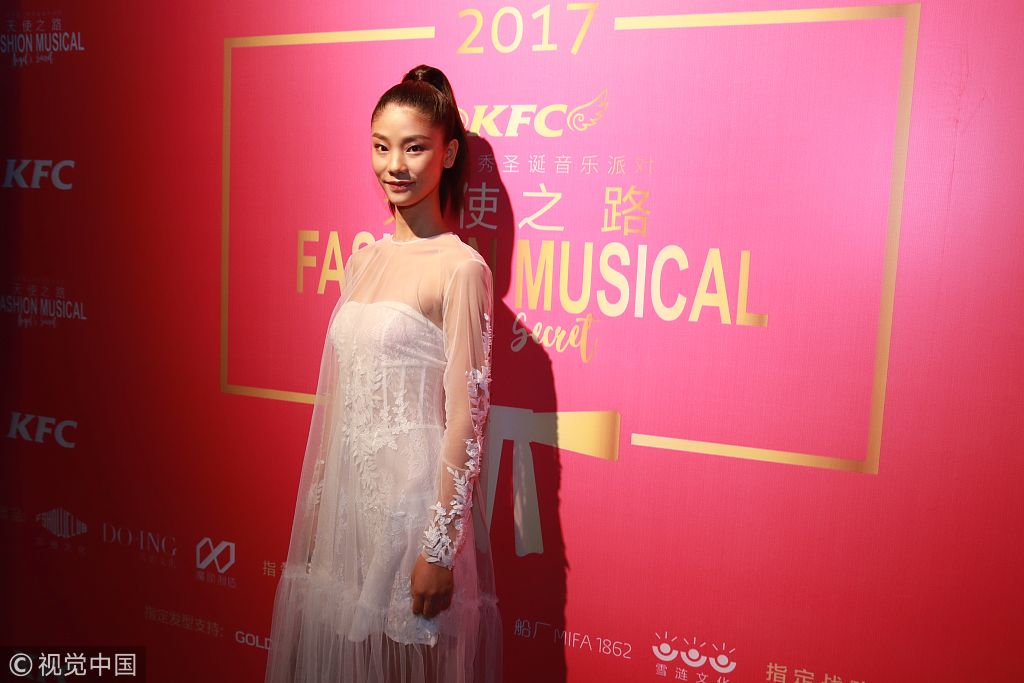 王祖蓝太有福!李亚男贴身裙秀S身材 获助理整理衣服优雅不尴尬