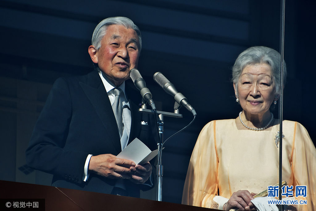 日本明仁天皇庆祝84岁生日 向祝福者挥手致意