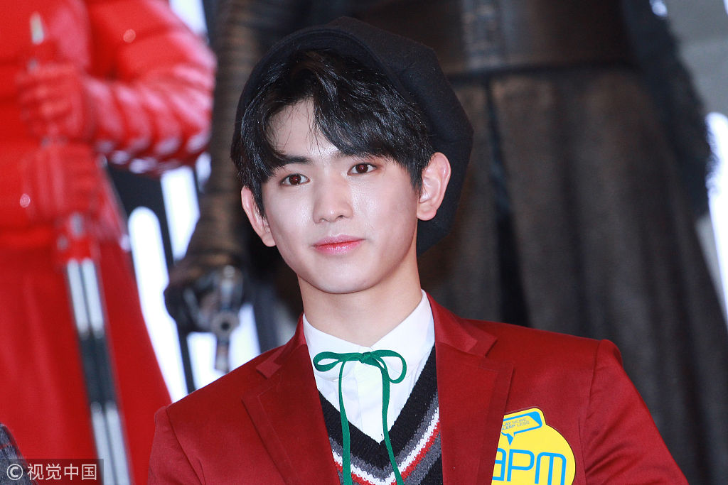 安烔燮,李义雄香港与粉丝共度平安夜 喜庆送爱心举杯畅饮心情靓