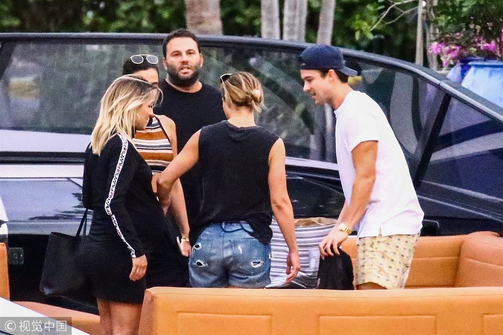 海莉·鲍德温穿超短长袖衫"炫腹"又酷又性感 获好友同行"乘风破浪"