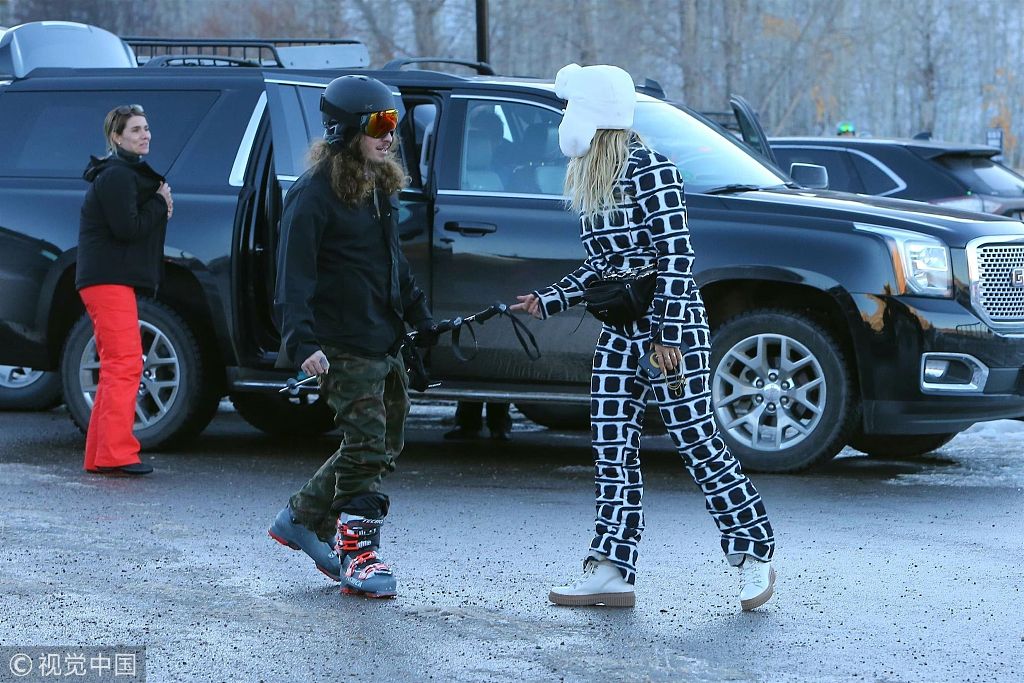 瑞塔·奥拉(rita ora)回头和男友安得烈·瓦特(andrew watt)说话.