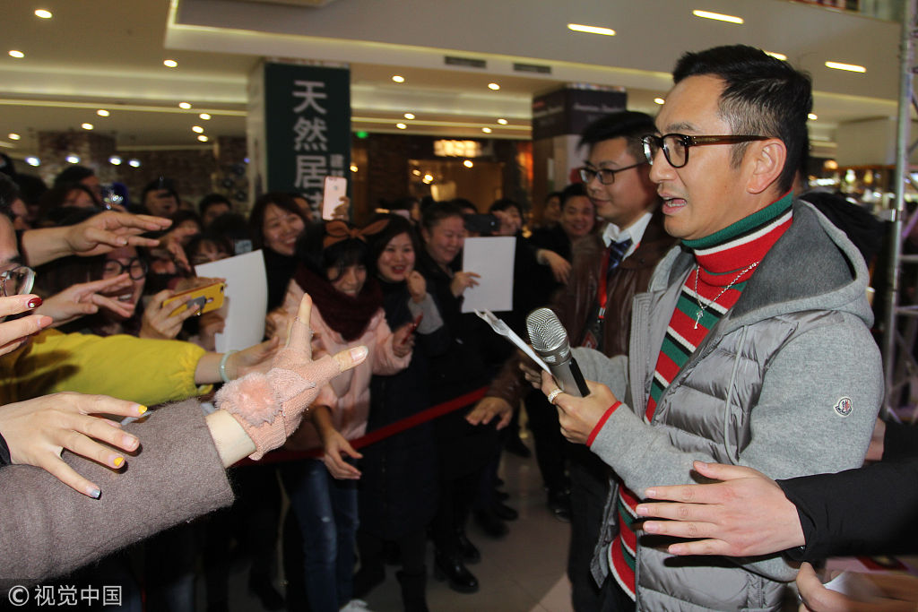 "无忌哥哥"吴启华武汉献唱两首歌 女粉丝争抢签名照片人气旺