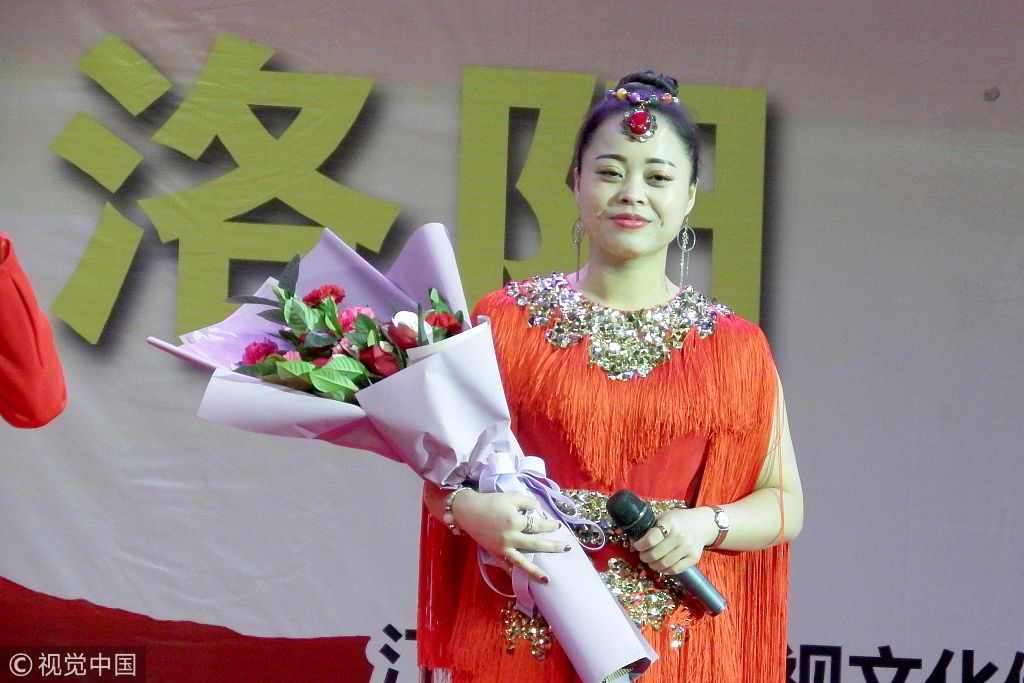 "皇阿玛"张铁林洛阳为观众挥毫献福 喜哥喜妹同台献艺引围观