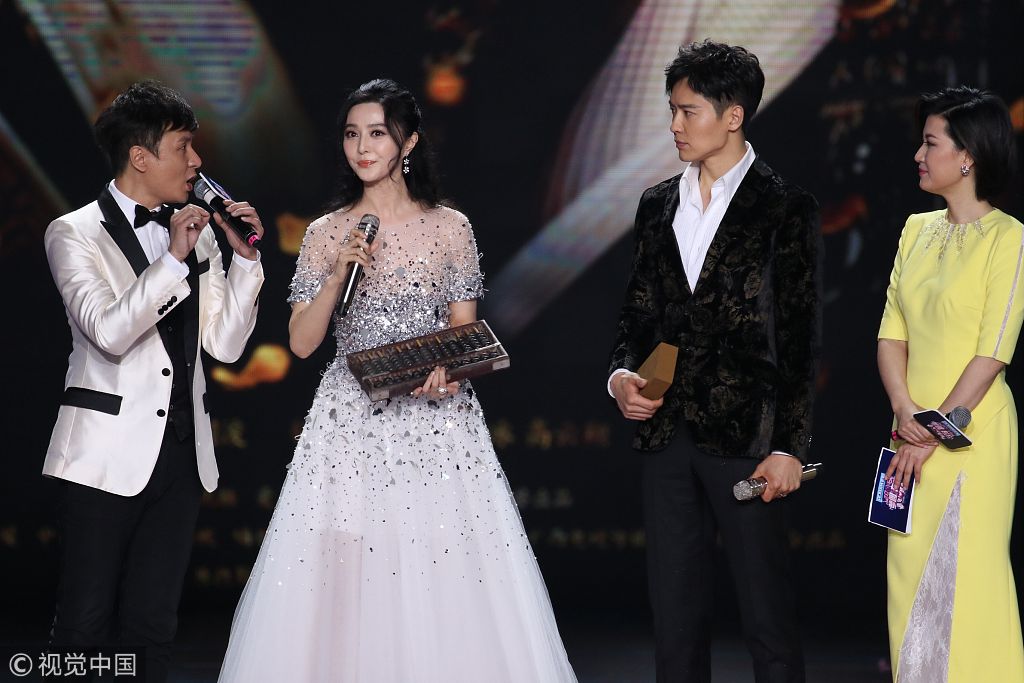 范冰冰镶钻礼服现身东方卫视跨年仙气足 和高云翔牵手合唱郎才女貌