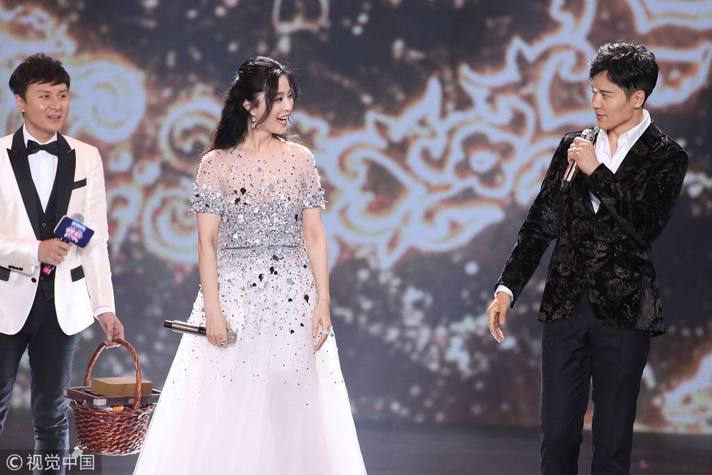 范冰冰镶钻礼服现身东方卫视跨年仙气足 和高云翔牵手合唱郎才女貌