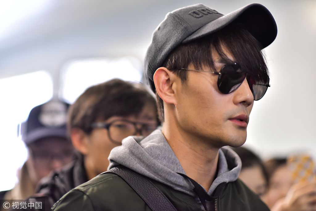 王凯下巴有棱有角瘦成"竹竿" 美手怒刷存在感_新浪看点