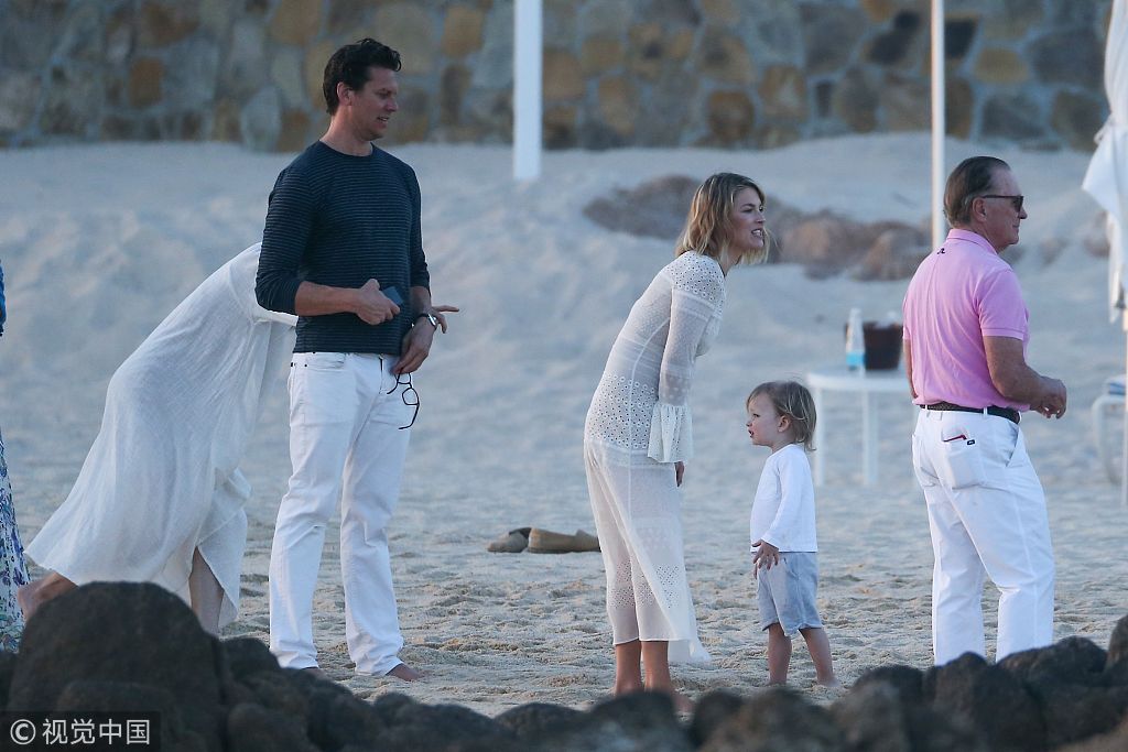 艾丽·拉特拍家族照白裙显优雅 与丈夫挽手看夕阳获小儿子点赞