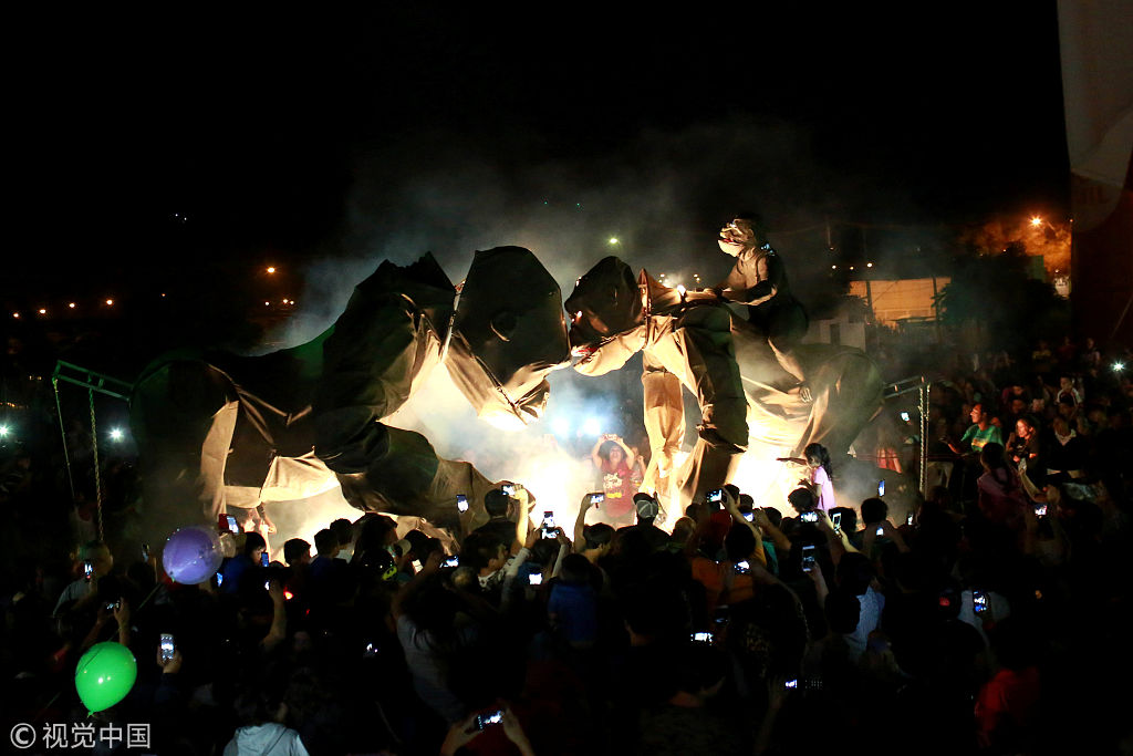 圣地亚哥国际戏剧节表演惊艳亮相 "山地大猩猩"横空出世