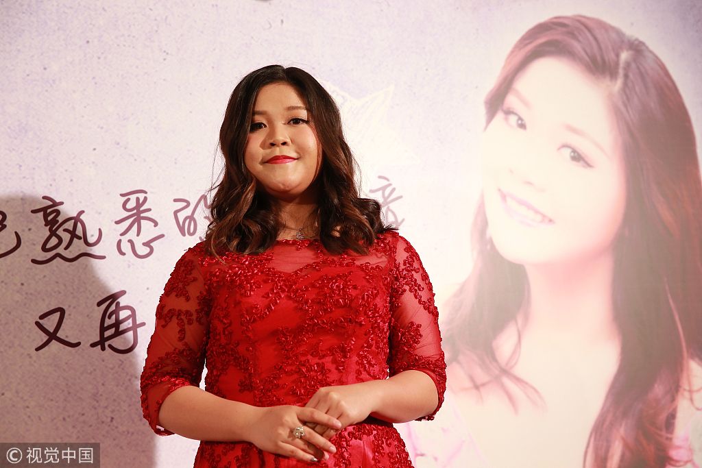 泰国歌手朗嘎拉姆香港开演唱会记者会红色蕾丝裙展丰满女人味