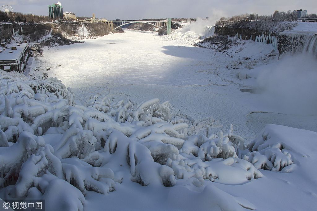 超强寒流席卷北美 尼亚加拉大瀑布现罕见冰挂