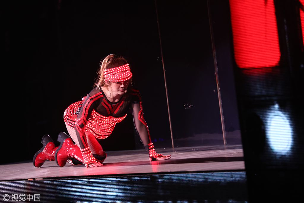 twins南宁开唱渔网袜透视装大尺度妖娆诱惑阿sa跪地坐