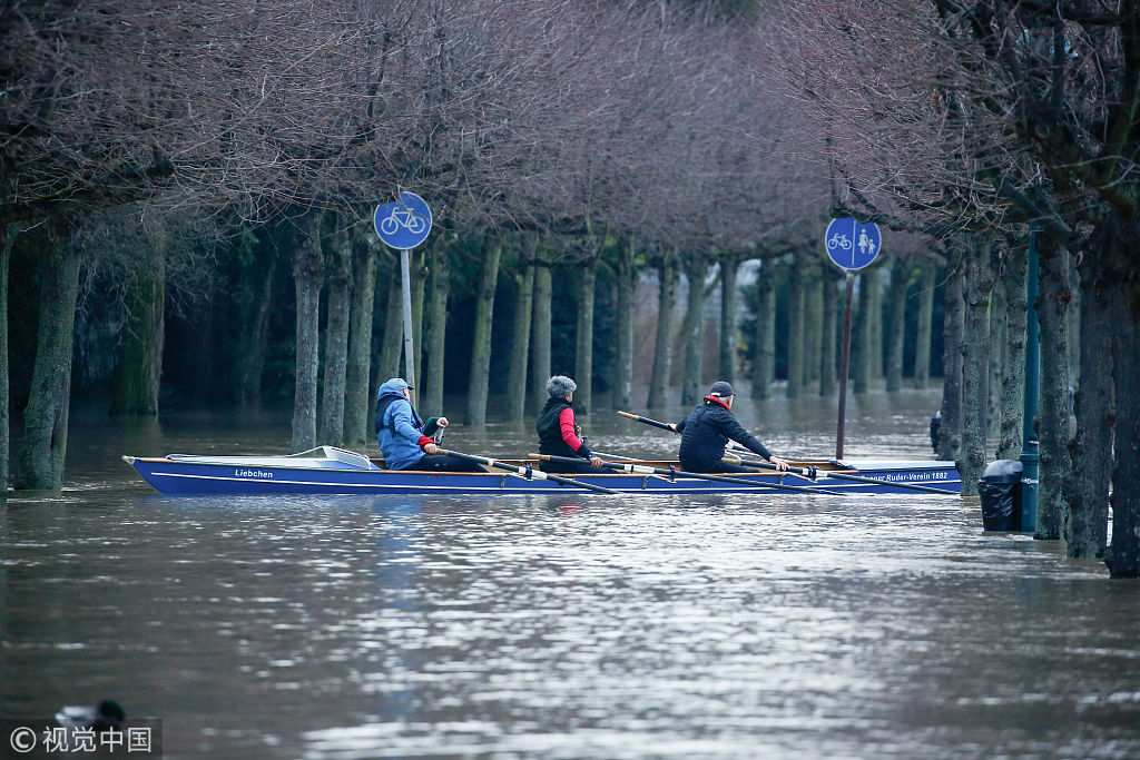 2018年1月6日,德国波恩,当地遭洪水侵袭,陷入一片汪洋,民众划船出行