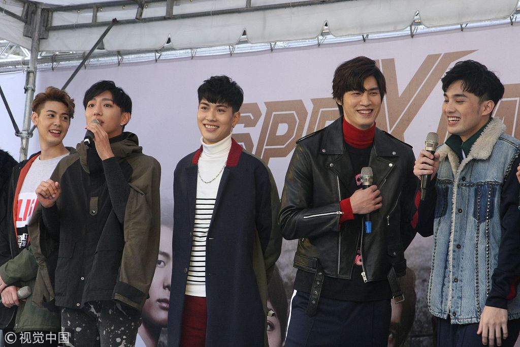 男团spexial发五辑造型土潮十足成员登台签唱会险跌倒出糗