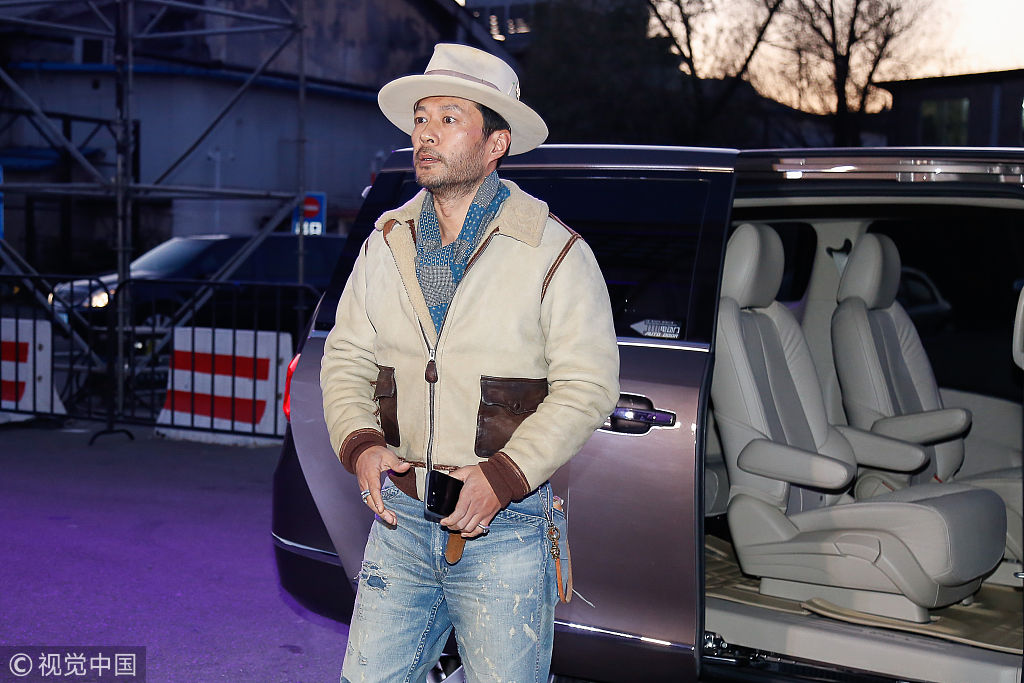 演员谭凯胡子拉碴气定神闲男人味足 戴"牛仔帽"展浓浓西部风情