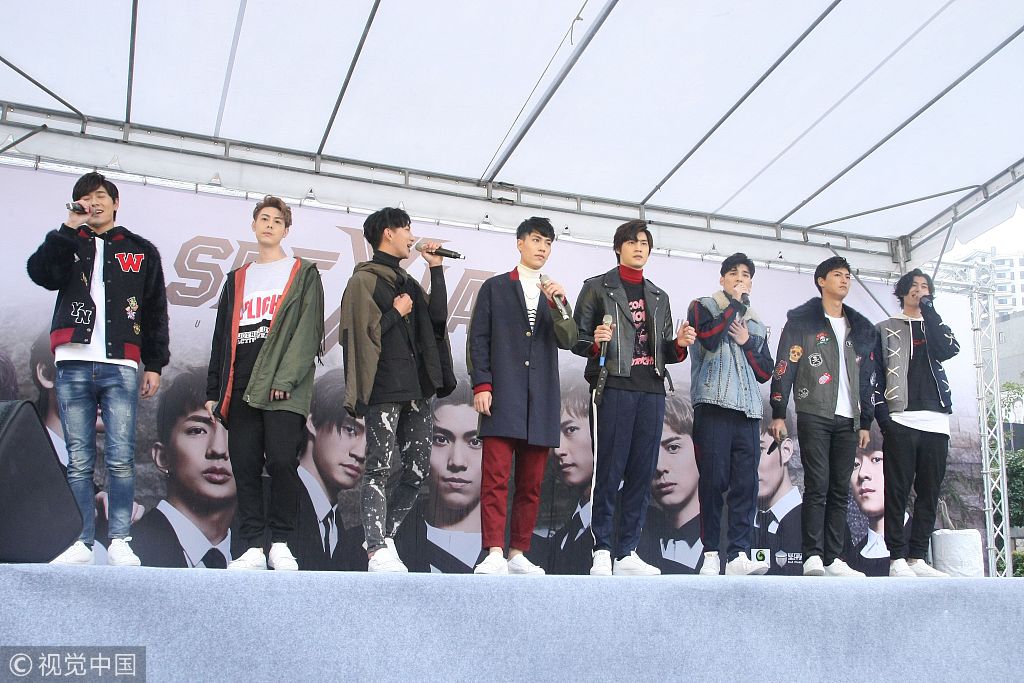 男团spexial发五辑造型土潮十足成员登台签唱会险跌倒出糗