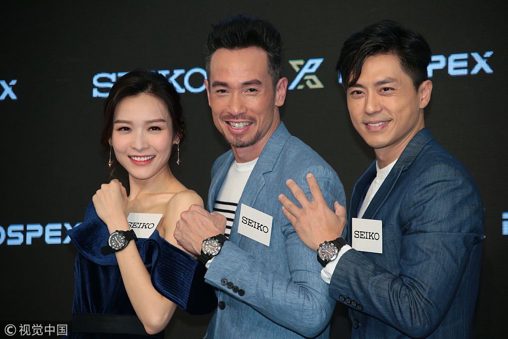 陈豪着蓝西装帅笑man味十足 获李佳芯握拳合影男帅女美实力养眼