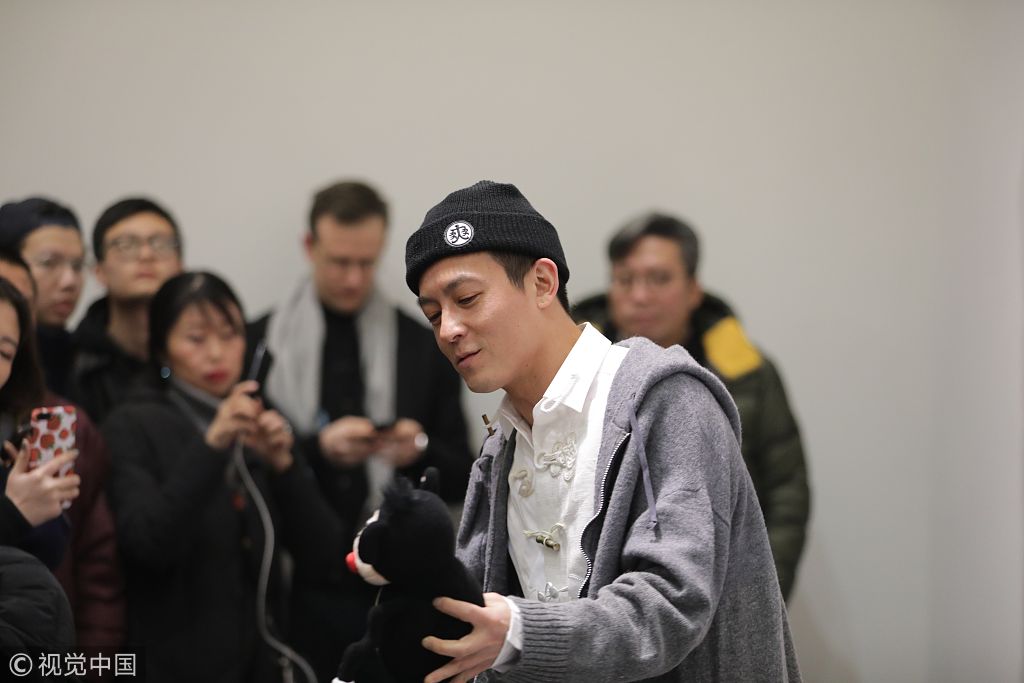 陈冠希戴"爽"帽现身自己艺术展开幕礼 玩"北京瘫"扶额头变深沉