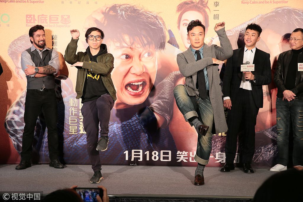 陈奕迅遭谷德昭亲脸亲昵依偎闪瞎眼 摆pose耍宝大笑送表情包