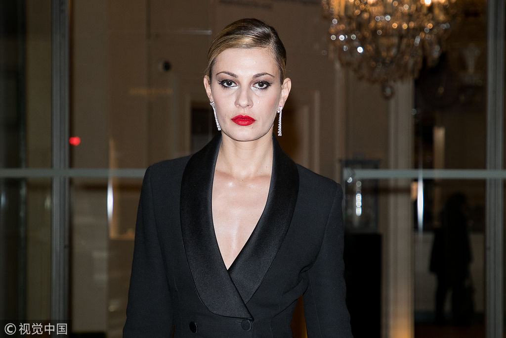 走哪儿都是t台超模斯维娃阿维蒂出街攻气足深v西装性感展女王范