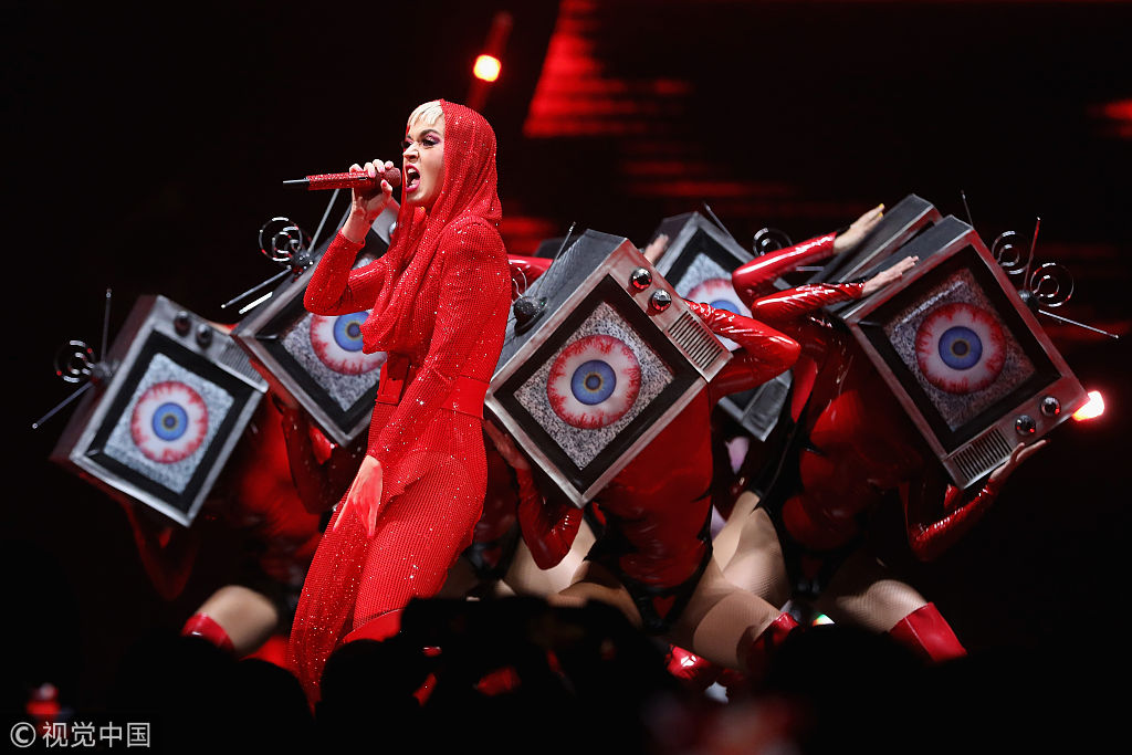 "水果姐"红色卡阴装戴头纱变身性感小辣椒 劲歌热舞瞪大眼睛萌态十足