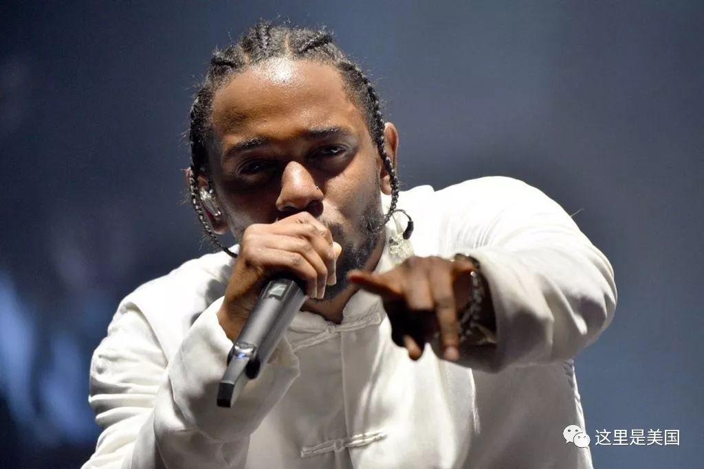 神专《damn》的kendrick lamar,被滚石誉为"在世最伟大的说唱歌手",也