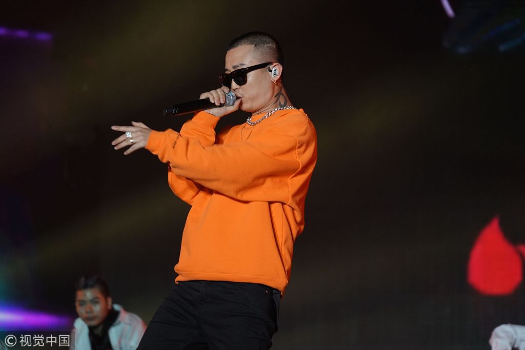 gai退赛《歌手》后首露面气场不减 毛不易用"礼貌手"拥抱迷妹