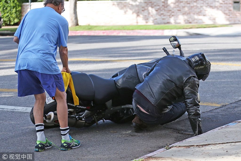 车祸现场!本·阿弗莱克骑摩托摔倒糗大了 获好心人帮忙扶车人间充满爱