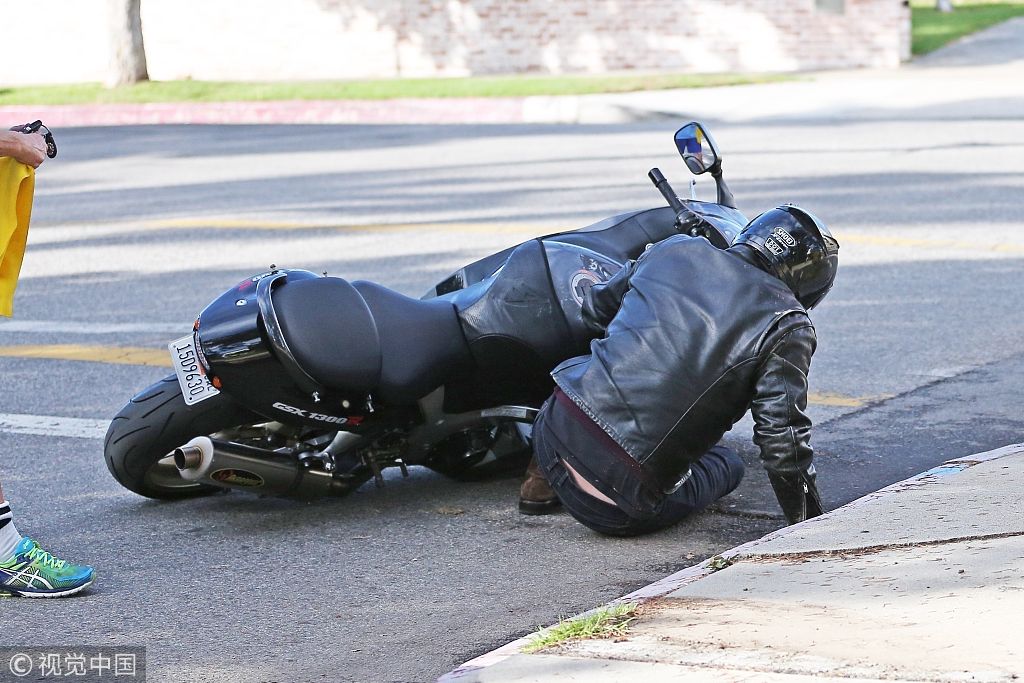 本·阿弗莱克骑摩托摔倒糗大了   获好心人帮忙扶车人间充满爱