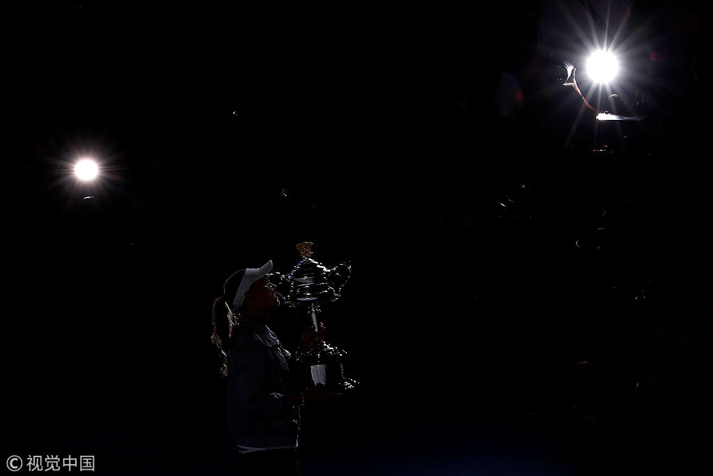 2018澳网女单决赛:颁奖典礼举行 沃兹生涯首夺