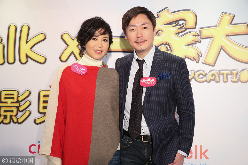 李思捷背苏玉华二人嘟嘴玩"亲亲" 狄龙化身"灵魂画手"逗趣十足