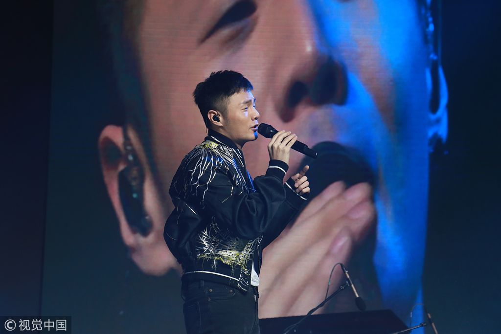 尴尬!李荣浩空降厦门演唱成名曲 忘词不断偷瞄瞄提词板