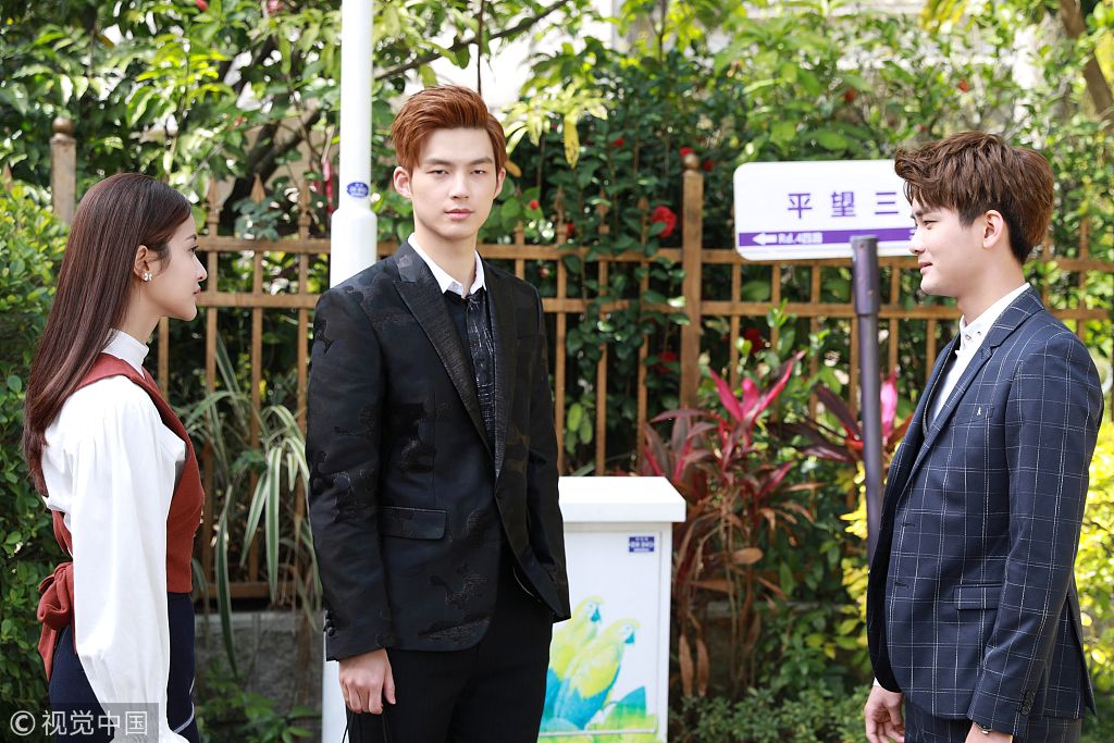 董力遇"情敌"熊梓淇显高冷霸气 捧甜点送媒体做回暖男