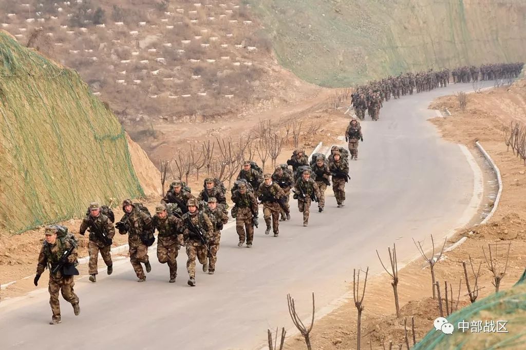 陆军第82集团军某旅冬训全程蓝军如影随形官兵一路险情一路打