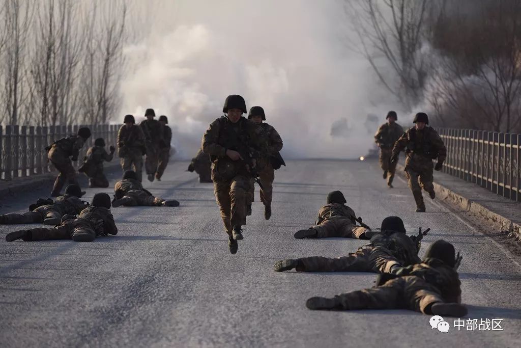 陆军第82集团军某旅冬训全程蓝军如影随形官兵一路险情一路打